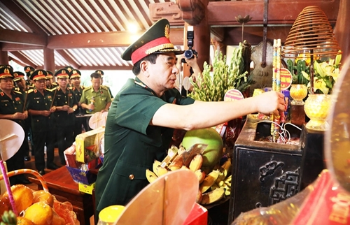 Đại tướng Phan Văn Giang dâng hoa, dâng hương tưởng niệm Chủ tịch Hồ Chí Minh